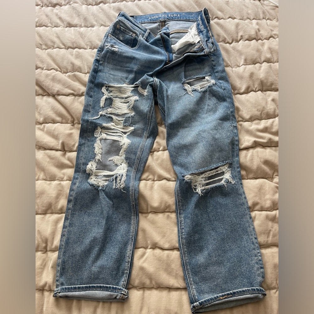 NWOT American Eagle 90’s Boyfriend Distressed Denim